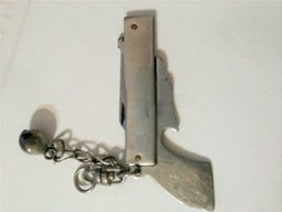 白云機場3號安檢門通道探測發(fā)現掛飾小刀[圖]