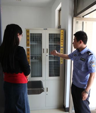 泉山法院展示安檢門檢測攔截違禁物品[圖]