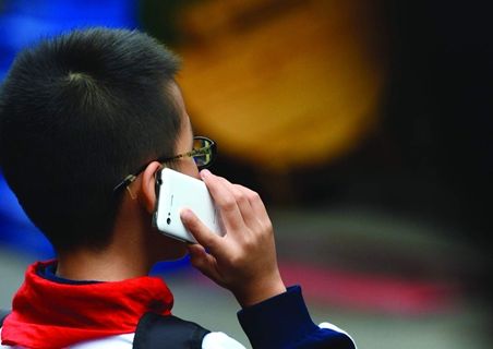 學校使用金屬探測器檢查手機物品