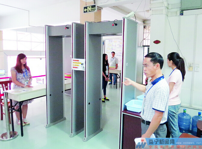 進(jìn)入評卷現(xiàn)場,還要經(jīng)過一道安檢門