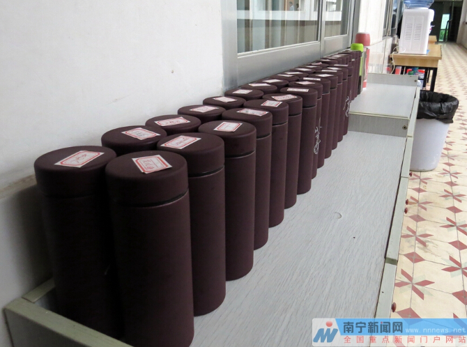 評卷老師的水杯整齊排放在門外