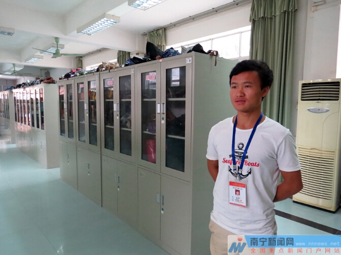 所有評卷老師的手機(jī)和隨身物品統(tǒng)一存放在評卷點(diǎn)外的儲物間