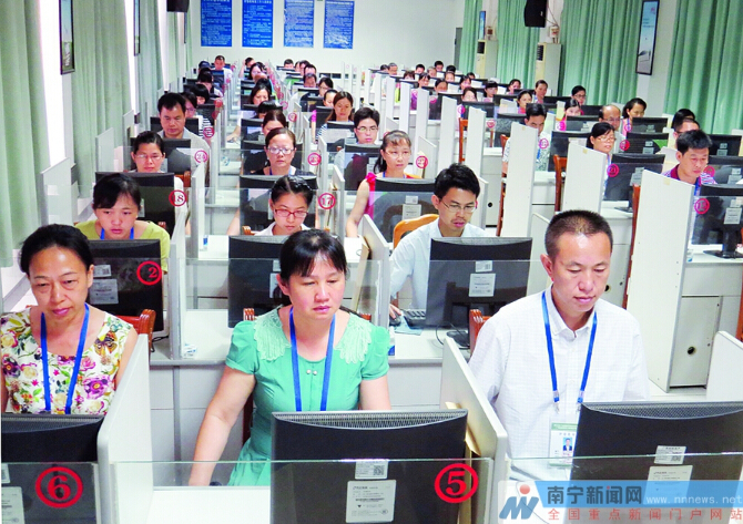 整個評卷現(xiàn)場很安靜