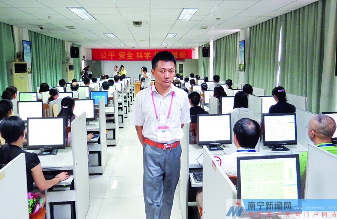 整個評卷現(xiàn)場很安靜