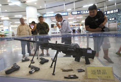 北京地鐵X光機安檢攔截違禁物展示圖