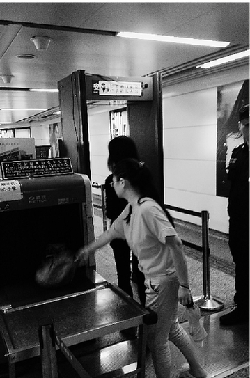 夏天小偷頻出沒，地鐵站裝上安檢門
