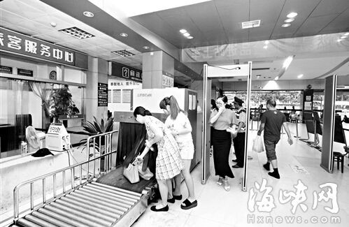 福州汽車北站增設(shè)安檢門 旅客、行李逢過必檢(組圖)