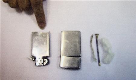 一女子將打火機拆卸后欲過安檢被查