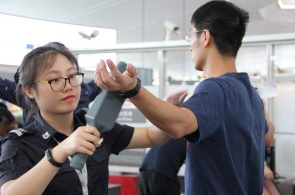 堅守空防安全，安檢門通道工作忙！