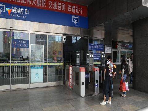 測(cè)溫安檢門(mén)發(fā)揮威力 岳陽(yáng)對(duì)這6趟北上火車(chē)實(shí)施二次安檢