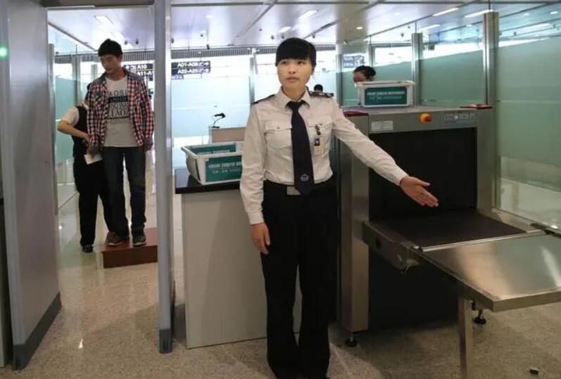 女性進(jìn)入安檢門(mén)通道時(shí),安檢員會(huì)感到尷尬嗎?過(guò)安檢的注意事項(xiàng)-2.jpg 女性進(jìn)入安檢門(mén)通道時(shí),安檢員會(huì)感到尷尬嗎?過(guò)安檢的注意事項(xiàng)-2.jpg