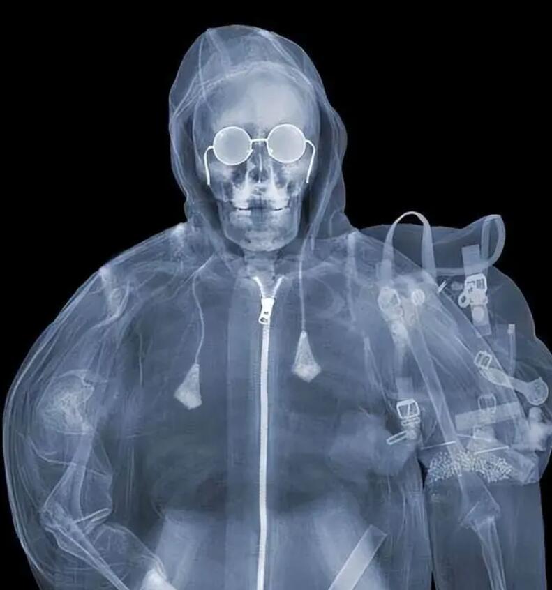 女性進(jìn)入安檢門(mén)通道時(shí),安檢員會(huì)感到尷尬嗎?過(guò)安檢的注意事項(xiàng)-4.jpg 女性進(jìn)入安檢門(mén)通道時(shí),安檢員會(huì)感到尷尬嗎?過(guò)安檢的注意事項(xiàng)-4.jpg