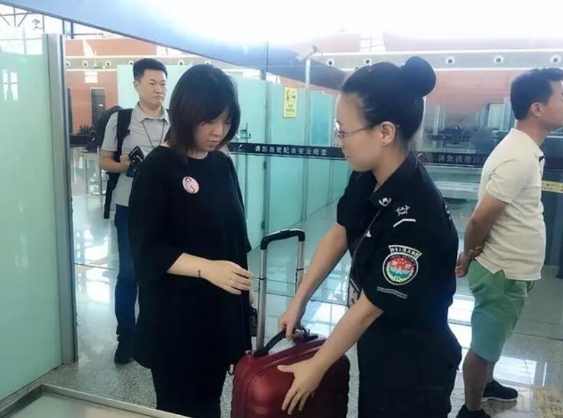 女性進(jìn)入安檢門(mén)通道時(shí),安檢員會(huì)感到尷尬嗎?過(guò)安檢的注意事項(xiàng)-5.jpg 女性進(jìn)入安檢門(mén)通道時(shí),安檢員會(huì)感到尷尬嗎?過(guò)安檢的注意事項(xiàng)-5.jpg